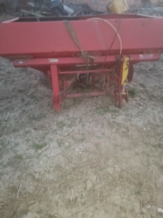 Stary duży Rozsiewacz do Nawozu Okazja