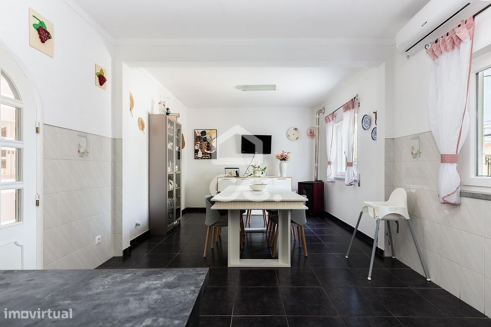 Moradia T3 Térrea Bifamiliar c/ Quintal e Garagem | Pites, Bacelo, Évo