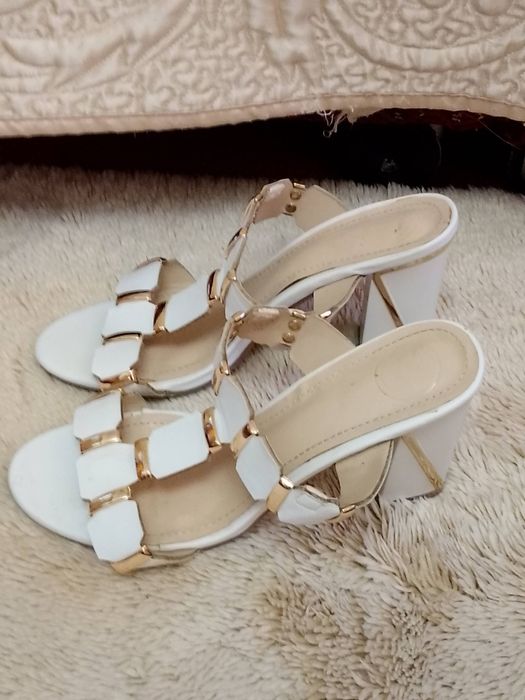 Женские шлепанцы.