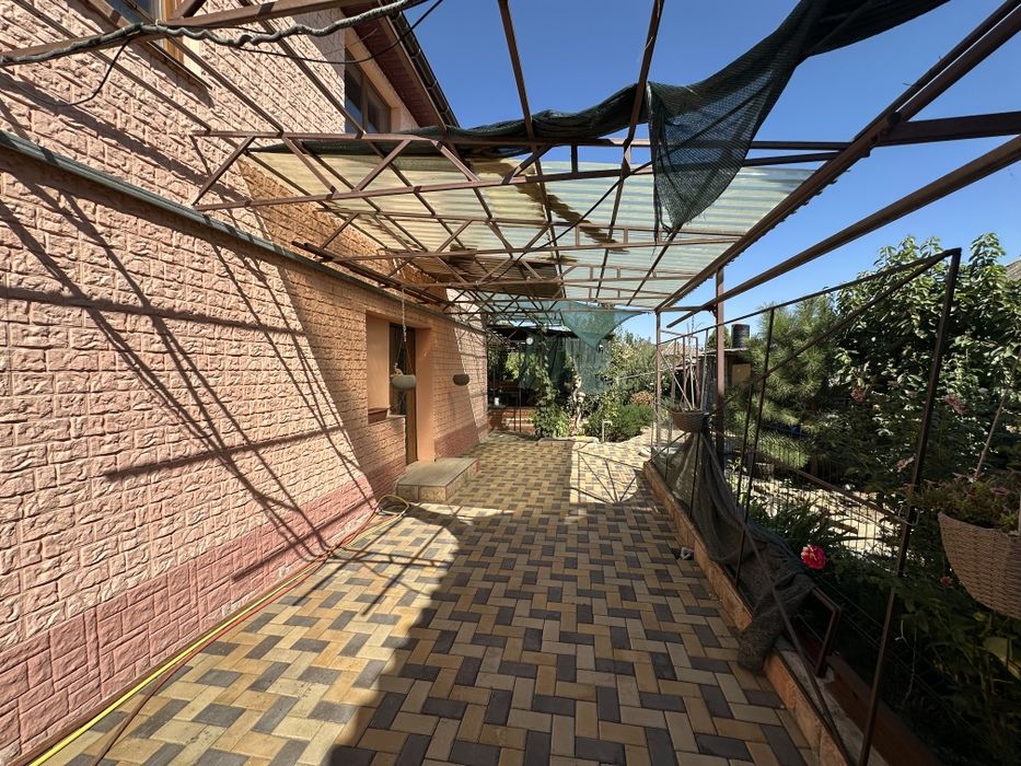 Продам 2-х этажный каменный дом  в Варваровке на участке 7. 12 соток