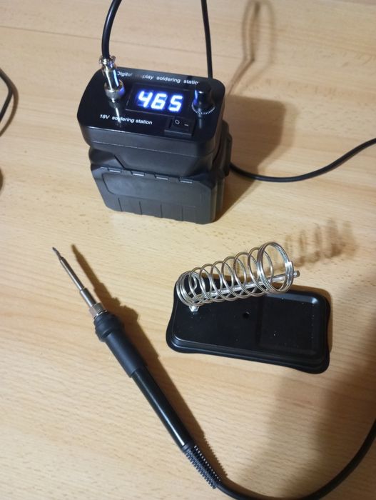 Аккумуляторный паяльник Макита.