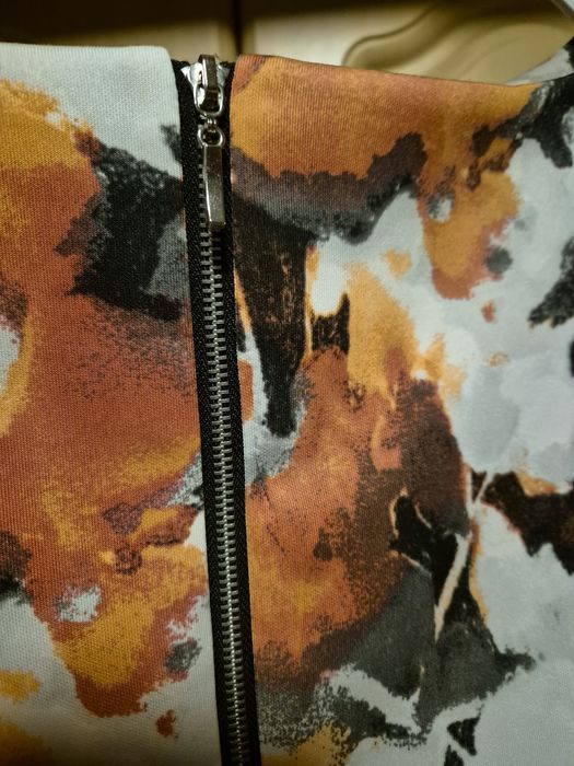 Śliczna sukienka z jesiennym motywem  lekko dopasowana - rozm. 42/44