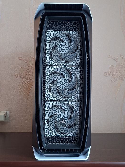 Комп'ютер  - підходить як для ігор, так і для роботи.