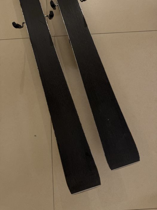 Niebieskie narty Dynastar