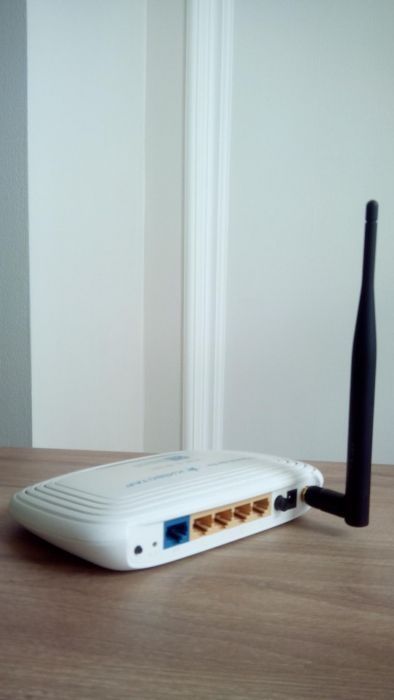Wi-Fi роутер TP-LINK TL-WR741ND с блоком питания.