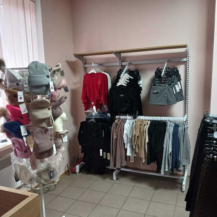 Торгове обладнання для магазину одягу, стелажі для одягу, полички