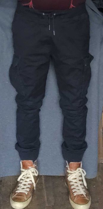 Джоггеры карго H&M поліція