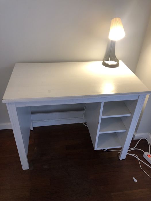 Secretária branca marca Ikea