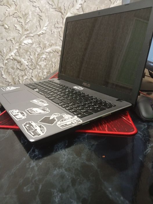 Ноутбук asus X550CC i3-3220 gt720 8 оперативної пам'яті  ddr3