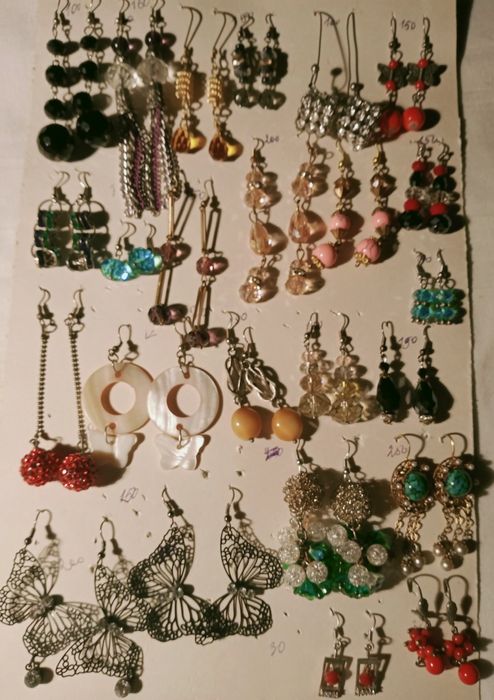 Серьги с натуральными камнями и бижутерия.