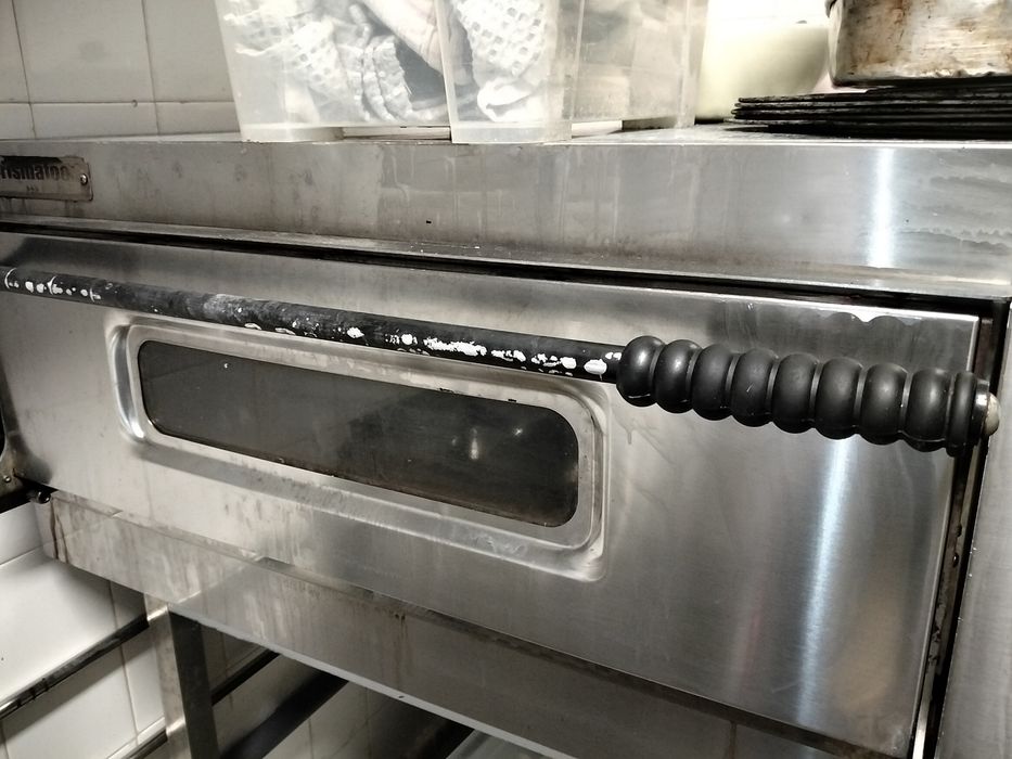 Forno grande para pizza com bancada a parte . Não entrego