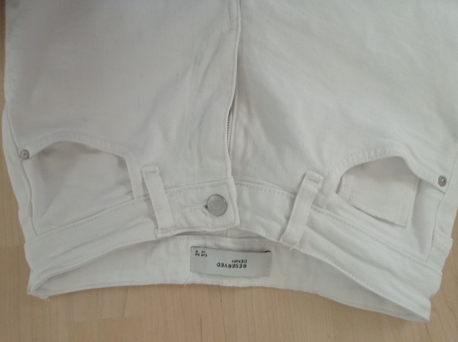 Białe spodnie Reserved jeansy flare dzwony