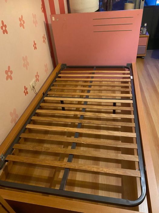 Cama de solteiro cor de rosa