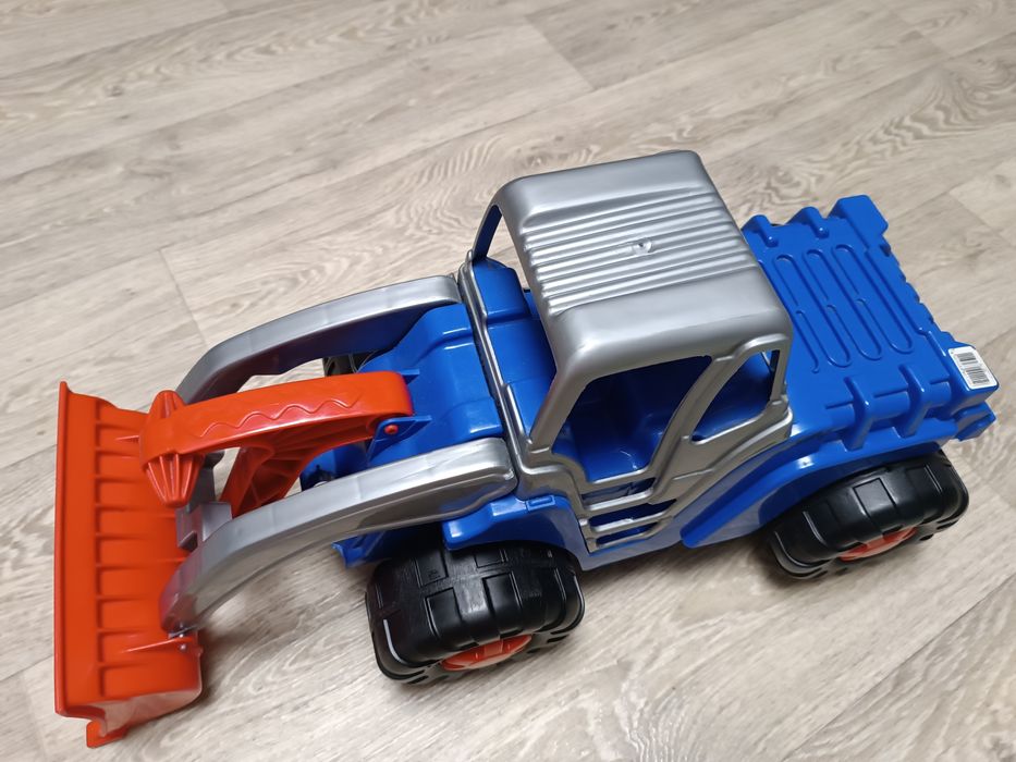 Продам большой трактор толокар