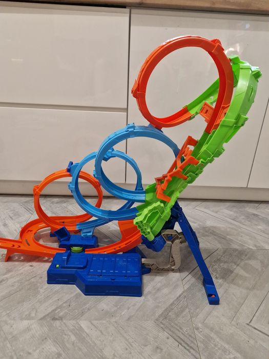 Tor Hot Wheels poczwórna pętla kraks