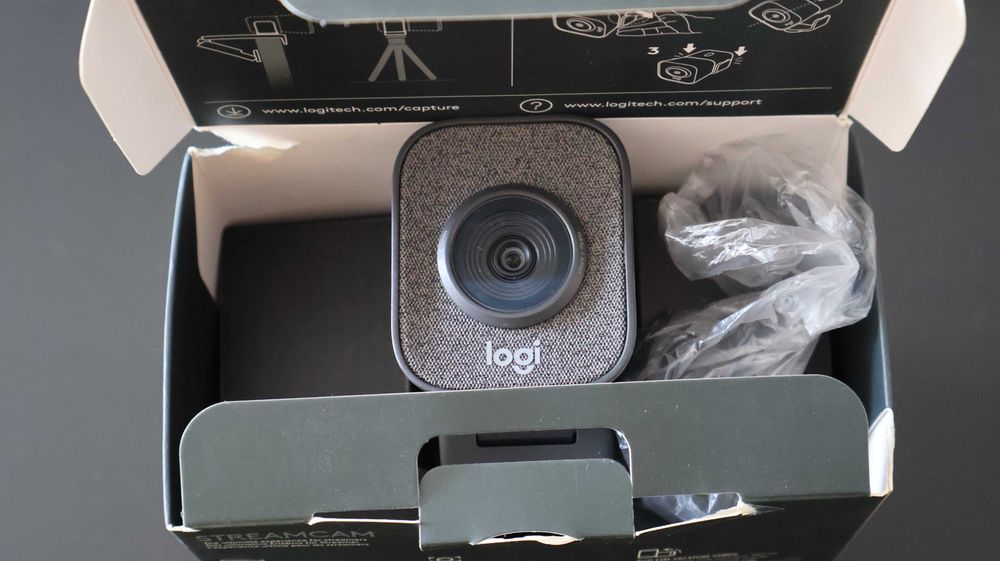 Webcam Logitech Full HD 1080p Preta + Colunas Creative Pebble 2.0