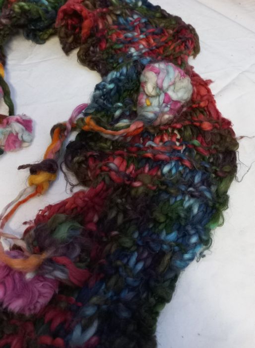 Cachecol unisexo malha colorida é pompons