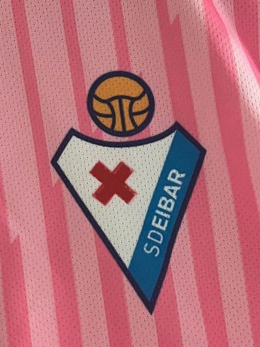 Camisola de futebol inspirada no terceiro equipamento do SD Eibar da época 2023/2024