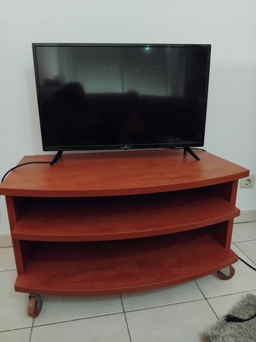 Mesa de tv com TV incluído