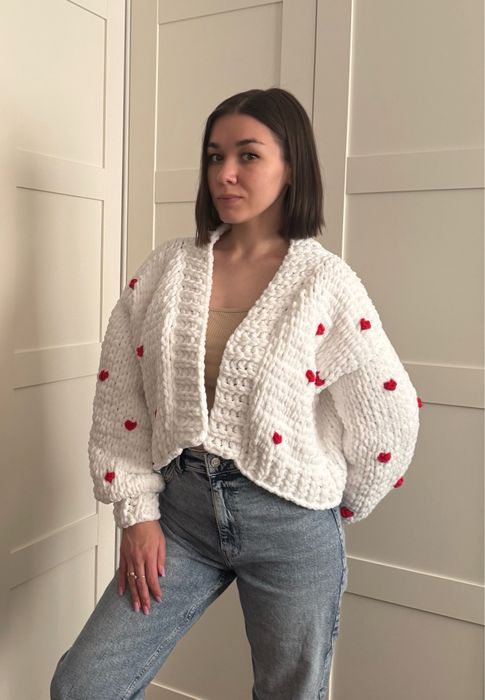 Bialy kardigan z serduszkami, ręcznie robiony