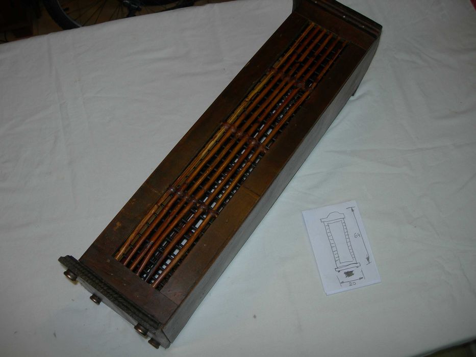 Móvel em madeira e bambu.