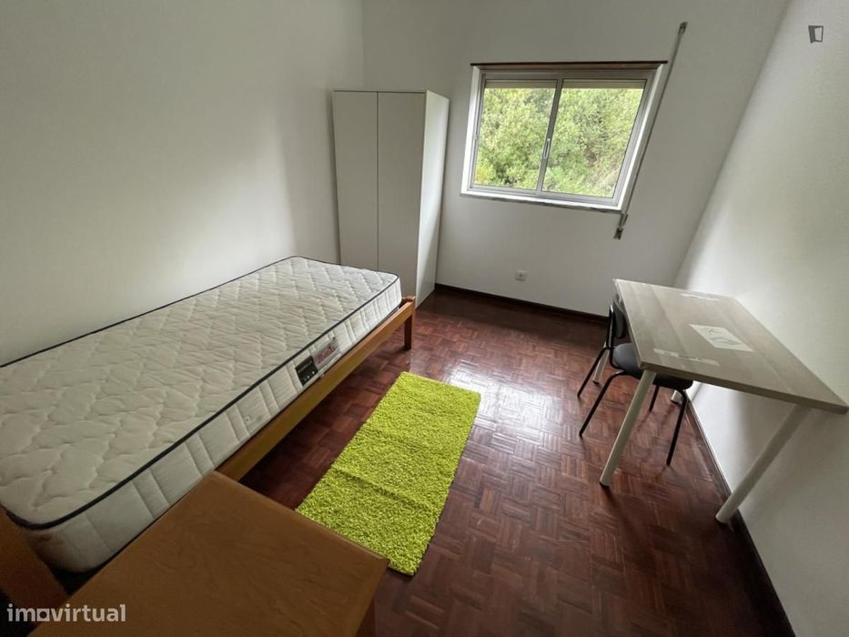 Quarto - localizado em Alta de Santa Clara Coimbra