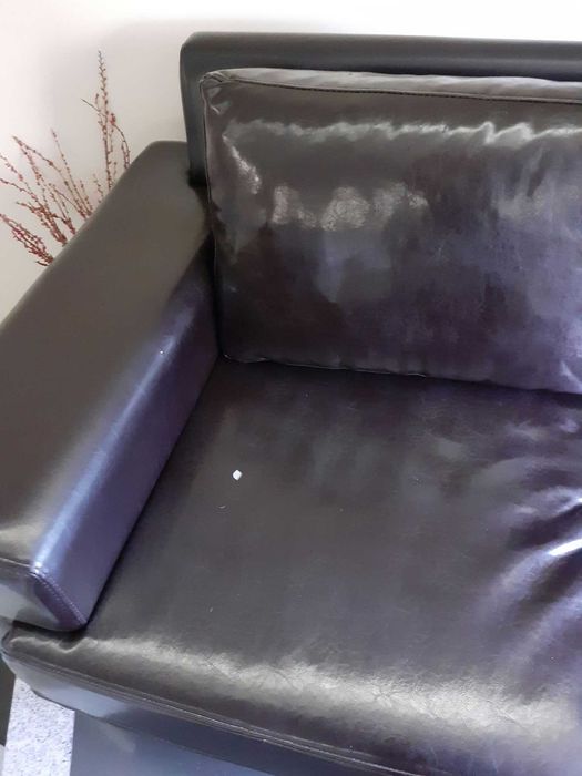 Sofá escuro em pele