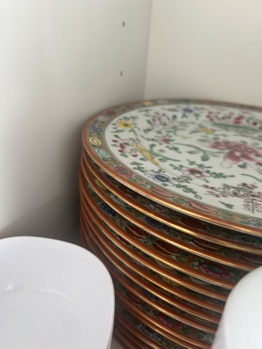 Vende-se servico chines antigo com 75 peças sem  ter nunca uso