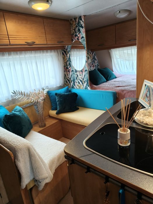 Caravana com avançados e cobertura