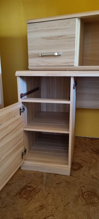Biurko i wiszące półka
