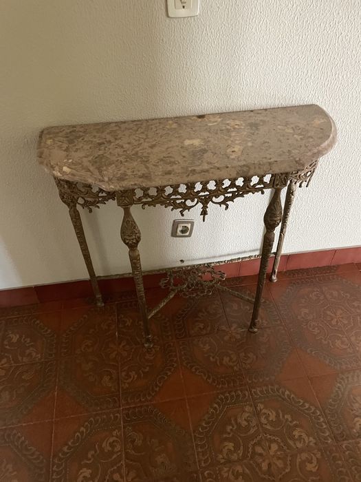 Credencia e Espelho de Hall de Entrada em Latão