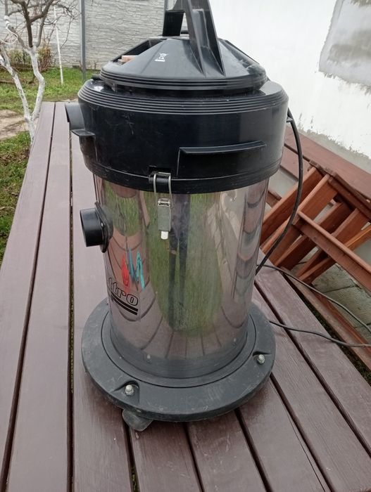 Продам промышленный пылесос