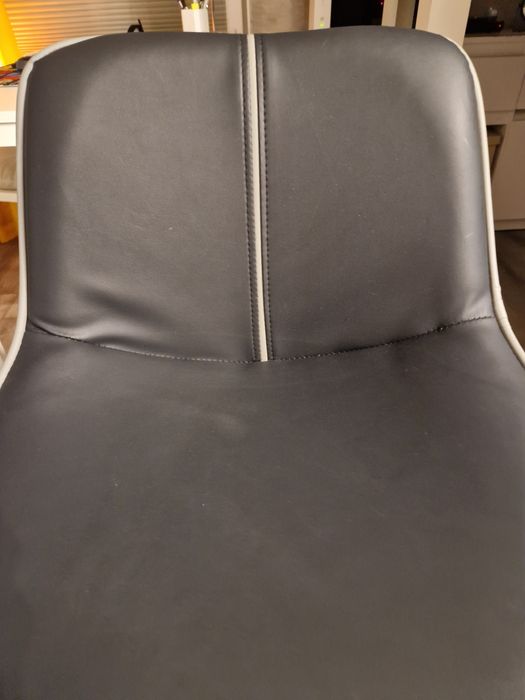 Sprzedam dwa krzesła barowe wys.  60 cm