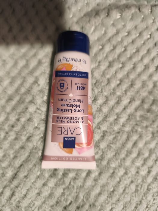 Nawilżający krem do rąk z mleczkiem migdałowym i wodą różaną 75ml AVON