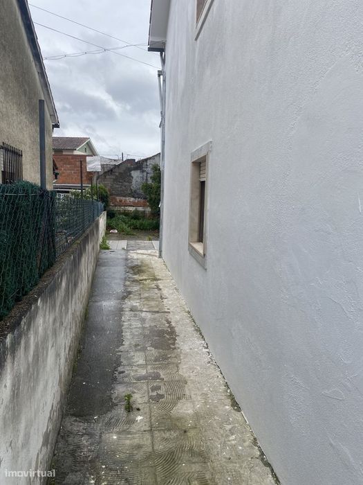 Vende-se T3 com grande espaço exterior em Santa Clara, Coimbra.