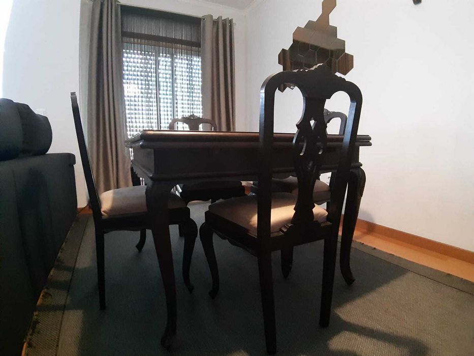 Mesa extensível com 6 cadeiras