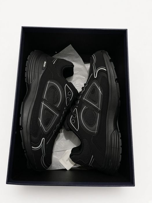 Quatro tenis com caixa