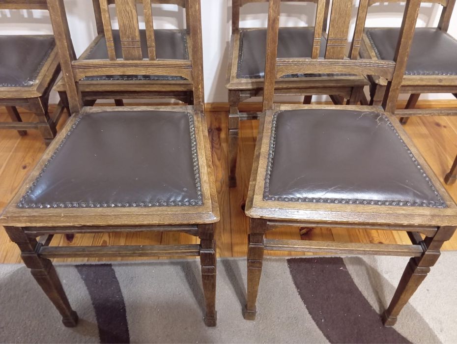 Stare dębowe krzesła obite skórą