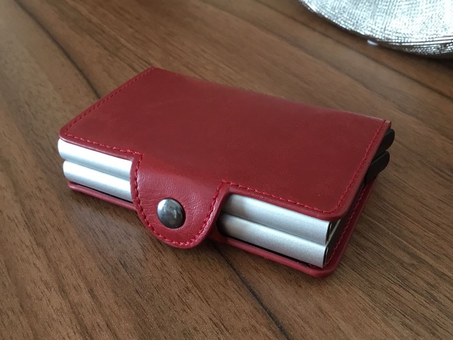 Carteira com protecção Contactless dos seus cartões, revistida a pele