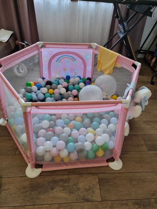 Basen z kulkami, kojec, łózeczko