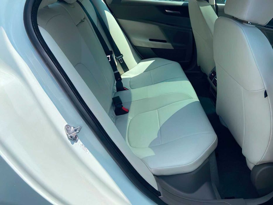 Jaguar XE 25t Premium      2018