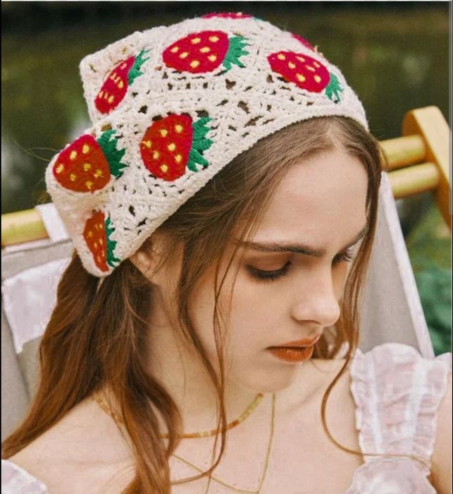 modna trend chustka na głowę na lato w truskawki szydełkowana