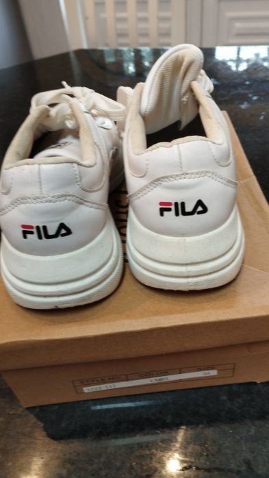 Sapatilhas brancas com cordões. Muito práticas para desporto