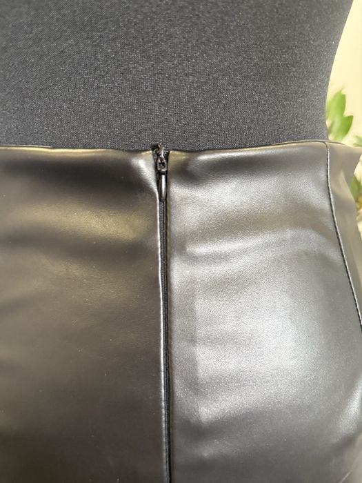 Чорна шкіряна спідниця