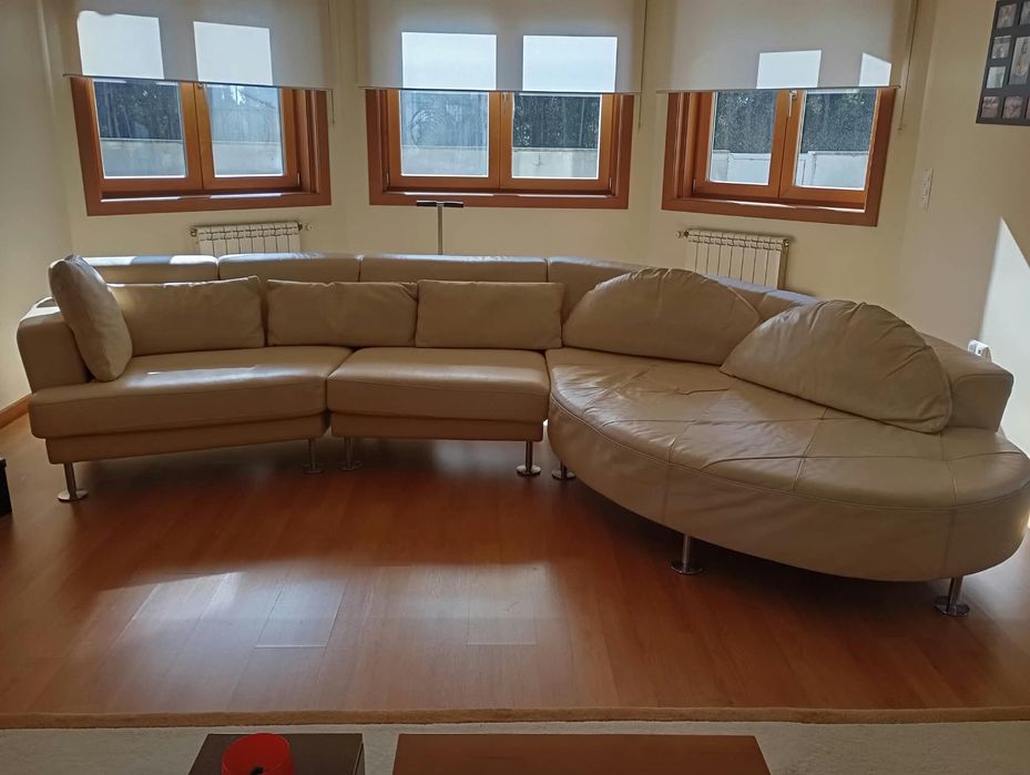 Sofá de couro beje