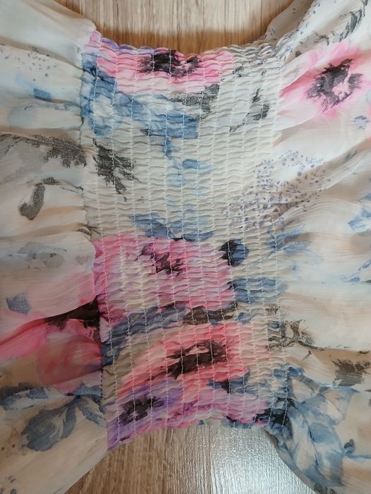 Urocza kwiecista sukienka