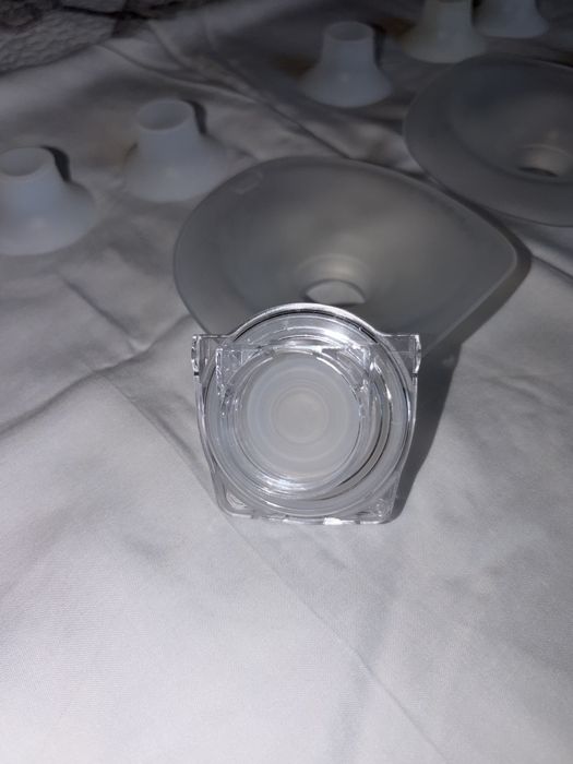 Два молоковідсмоктувачі canpol babies hands free