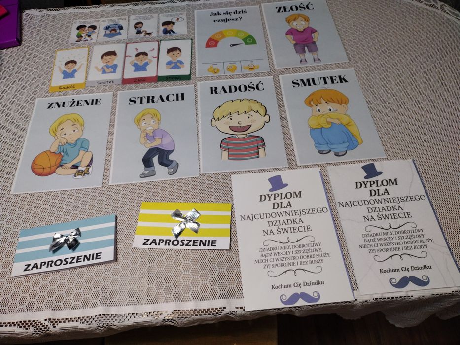 Pomoce dydaktyczne zalaminowane emocje, zaproszenia, dyplomy