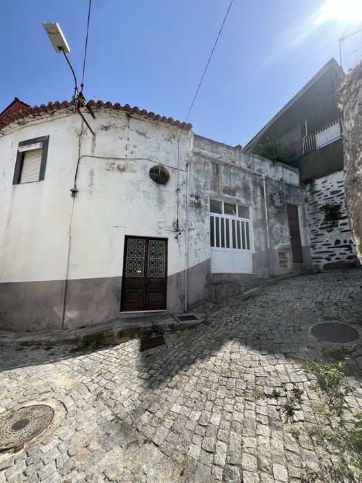 Moradia com projeto de reconstrução 5 apartamentos.