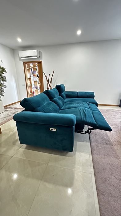 Sofa de cor verde em tecido aveludado